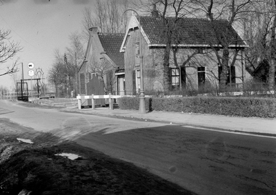 20012 Gezicht op enkele huizen aan de Loevenhoutsedijk te Utrecht met links een poldergemaal.